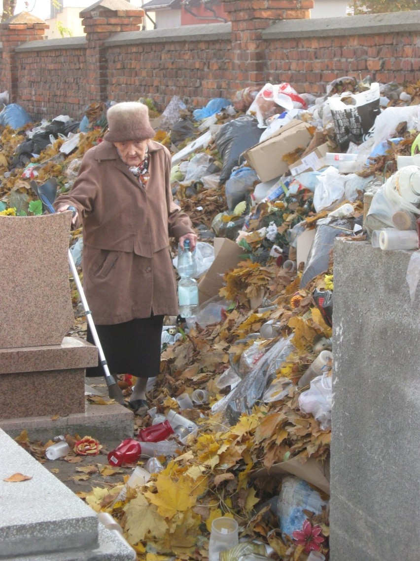Góra śmieci zasypuje cmentarz parafialny w Kutnie [ZDJĘCIA]