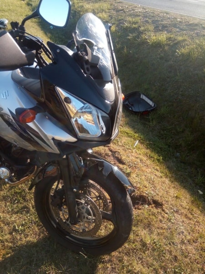 Groźne zderzenia Opla z motocyklem Suzuki w Borui Nowej na trasie wojewódzkiej Nowy Tomyśl - Wolsztyn [ZDJĘCIA]