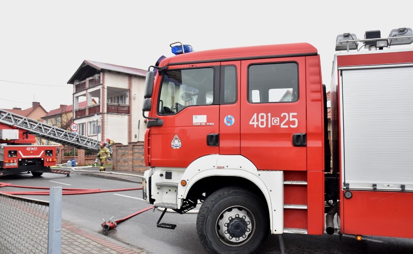 Malbork. Pożar domu na ul. Kochanowskiego. Ogień pojawił się na poddaszu. Niestety mieszkańcy nie mogli wrócić do siebie