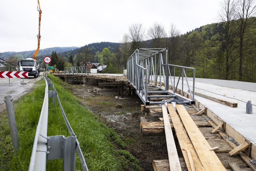 Postęp prac na placu budowy mostu tymczasowego w Polanach