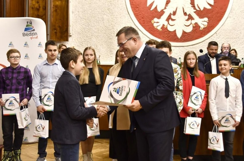 W Będzinie najlepsi młodzi sportowcy otrzymali stypendia...