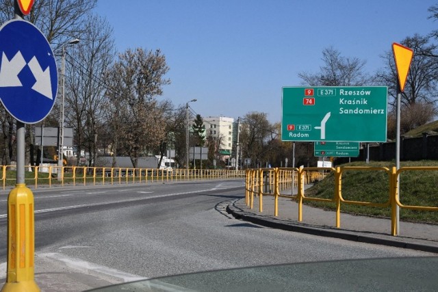 Groźba epidemii spowodowała, że Opatów jest niemal opustoszały. Na ulicach widać nieliczne samochody. Przechodniów jest bardzo mało. Po chodnikach wałęsają się bezpańskie psy. Taki jest smutny obraz miasta, nad którym wisi groźba epidemii. 

Więcej zdjęć na kolejnych slajdach.  

