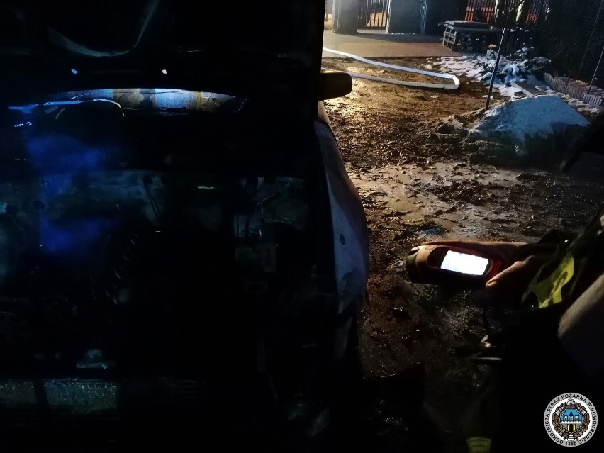 Nowogród. Pożar w nocy - spłonął doszczętnie samochód osobowy. Samozapłon to rzeczywistość