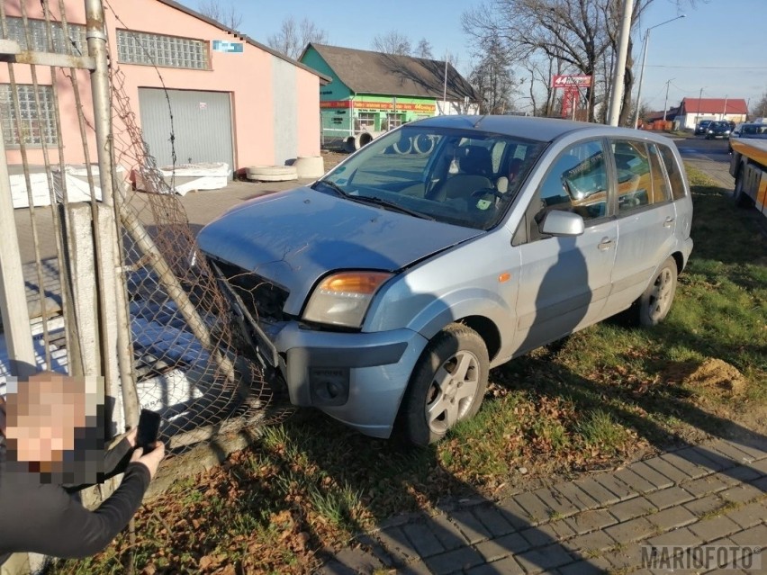 Ford przebił ogrodzenie posesji po tym, jak wypadł z jezdni