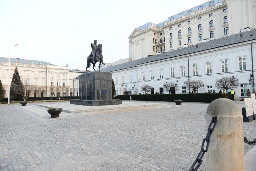 Warszawa: Incydent w okolicy Pałacu Prezydenckiego. Kierowca potrącił policjanta
