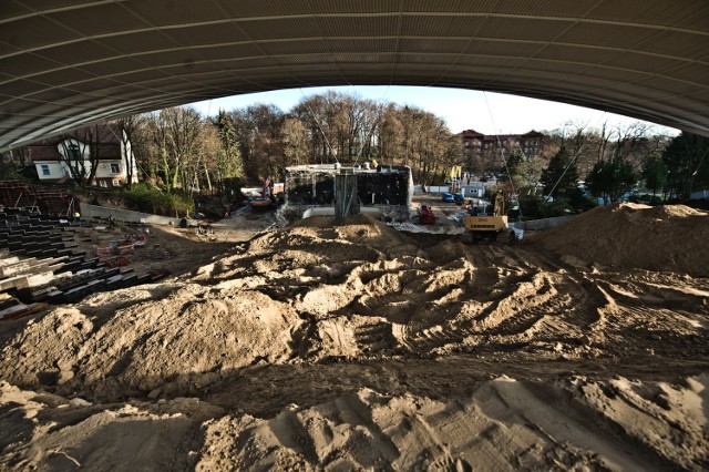 Trwa remont koszalińskiego amfiteatru. Jak przebiegają prace? Zobaczcie najnowsze zdjęcia!

Planowany zakres inwestycji, którą ma wykonać Budimex, to widownia na ok. 4000 miejsc z możliwością wydzielenia widowni na 987 osób na potrzeby imprez rekreacyjnych; wymiana siedzisk na drewniane z oparciami; wymiana nawierzchni sceny i schodów po bokach sceny; likwidacja dachoekranu (dach pozostanie ten, który jest); nowe światła, nagłośnienie i zaplecze sceny oraz zagospodarowanie terenu.

