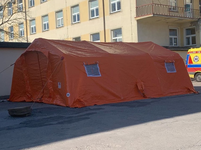Przed wieluńskim szpitalem stanął namiot. Do czego służy?