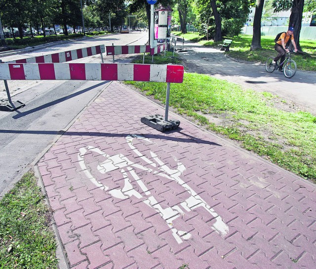 Przy Sky Tower bariery wyrastają na drodze dla rowerów