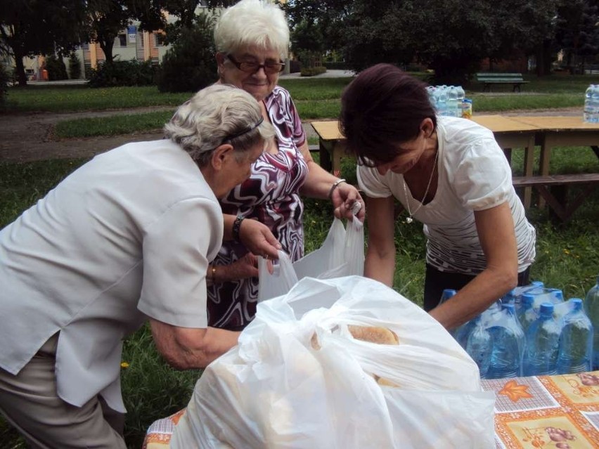 Pielgrzymi z wizytą w Budzyniu. Mieszkańcy częstowali ich obiadem [FOTO]