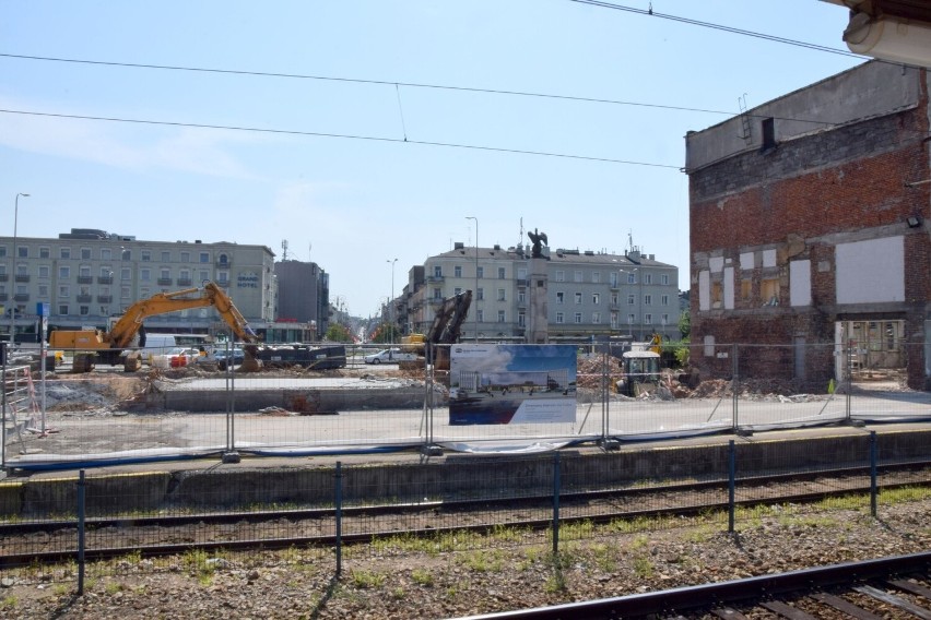 Na remontowanym dworcu kolejowym w Kielcach koniec rozbiórki. Powstają już nowe elementy. Zobacz zdjęcia