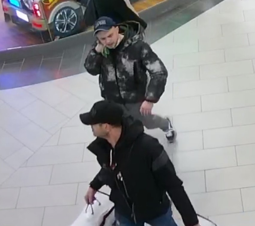Kradzież na poczcie w Warszawie. Policja poszukuje dwóch podejrzanych mężczyzn. Rozpoznajesz ich?