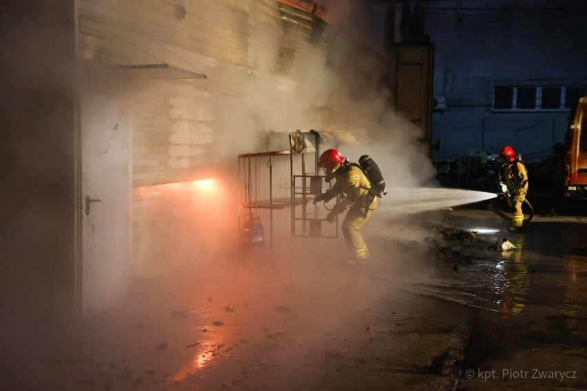 Pożar dwóch hal magazynowych w Radzionkowie – na szczęście nikt nie odniósł obrażeń