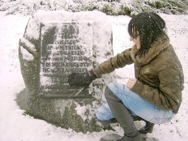Obelisk upamiętniający wyzwolenie Nieszawy.Napis ze śniegu oczyszcza Paula Włodarska.