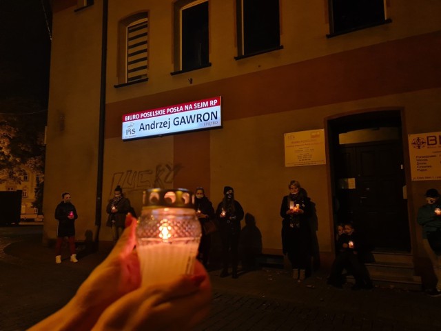 Protest przed biurem posła PiS-u w Lublińcu. Zebrało się kilkudziesięciu przeciwników zaostrzenia ustawy antyaborcyjnej