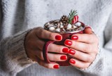 Świąteczne paznokcie – jakie kolory, wzory i zdobienia są modne w tym roku? Inspiracje manicure na paznokcie hybrydowe i naturalne na święta