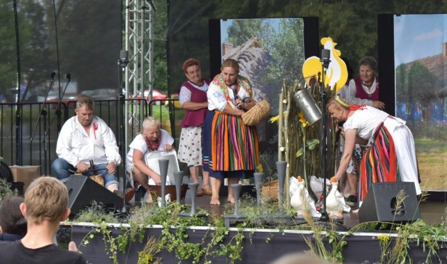 Scenki z obrzędów weselnych obejrzymy w sobotę na koneckich Browarach. W rolach aktorów członkowie kół gospodyń wiejskich