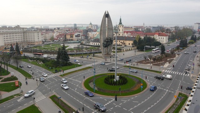 Rzeszów jest stolicą województwa podkarpackiego, która dynamicznie się rozrasta zwłaszcza w ostatnich latach. Należy do tej grupy miast, do których przeprowadzają się mieszkańcy z innych miejscowości. Dlaczego, bo ma siłę przyciągania w przeciwieństwie do miast, których liczba mieszkańców spada z roku na rok.