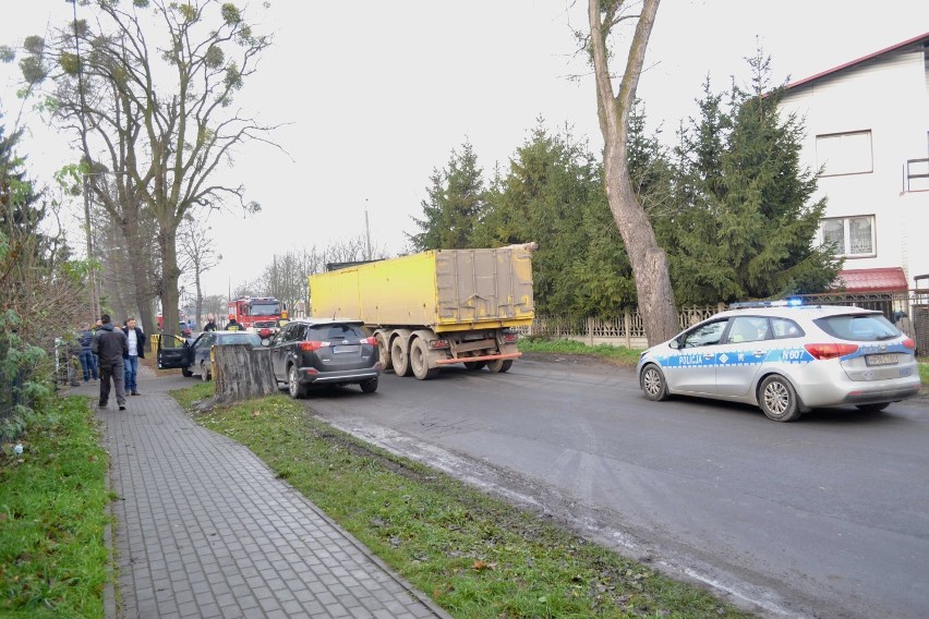 Wypadek na ul. Tczewskiej w Malborku [ZDJĘCIA]. Zderzyły się ciężarówka i samochód osobowy