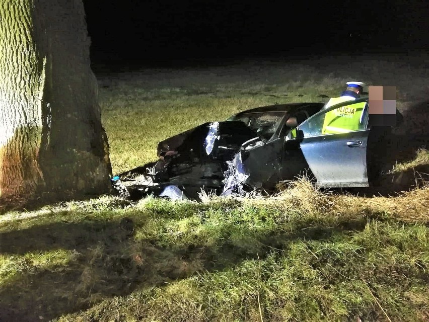 Wypadek w Sadlinkach. Stracił panowanie i uderzył w drzewo, do szpitala transportował go śmigłowiec [ZDJĘCIA]