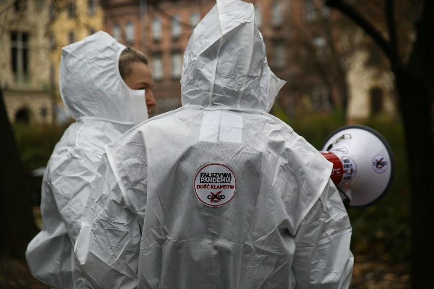 Kraków. Żądali "zakończenia plandemii". W proteście antycovidowców wzięło udział... ok. 20 osób [ZDJĘCIA]