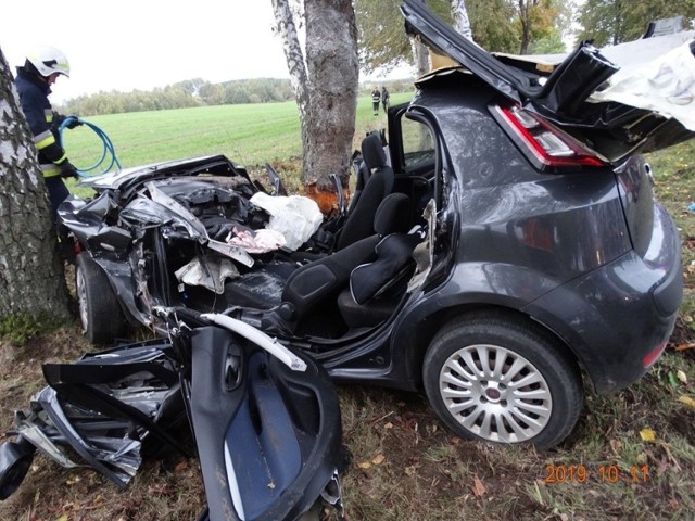 W piątek około godziny 17 doszło do wypadku na drodze krajowej nr 20 między Tuchomiem i Niezabyszewem. Kierowca samochodu osobowego stracił panowanie  nad pojazdem i uderzył w drzewo. Rannego kierowcę zabrał śmigłowiec Lotniczego Pogotowia Ratunkowego. Na miejscu działali m.in. strażacy z OSP w Tuchomiu.