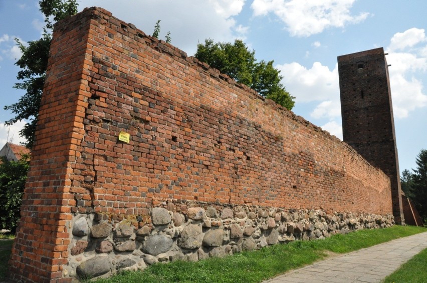 Średniowieczne mury obronne z XV i XVI wieku w Byczynie...