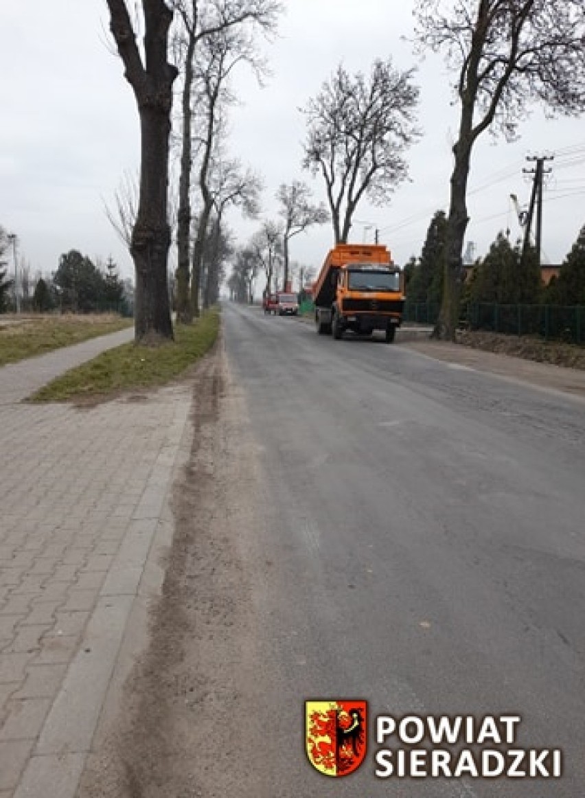 Trwa pozimowa naprawa dróg powiatu sieradzkiego (zdjęcia)