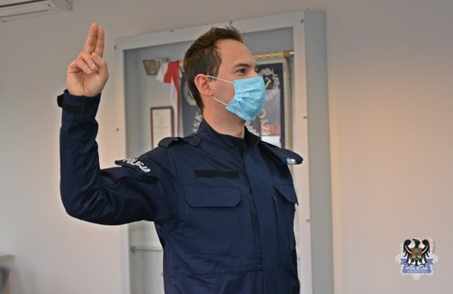 Nowo przyjęty do policji w Wałbrzychu i policjanci, którzy zaczęli służbę w ub. roku