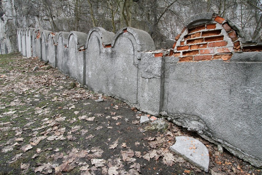 - Do dziś niewielkie fragmenty murów getta zachowały się w...