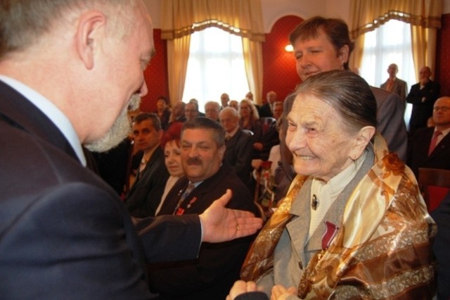 Izabella Zielińska, jedna z najbardziej znanych mieszkanek Kościana, skończyła właśnie 102 lata. Wieloletnia działalność tej cenionej pianistki oraz pedagoga została nagrodzona m.in. Złotym Krzyżem Zasługi.

Zobacz więcej: Pianistka Izabella Zielińska, jedna z najbardziej znanych kościanienek, skończyła 102 lata.