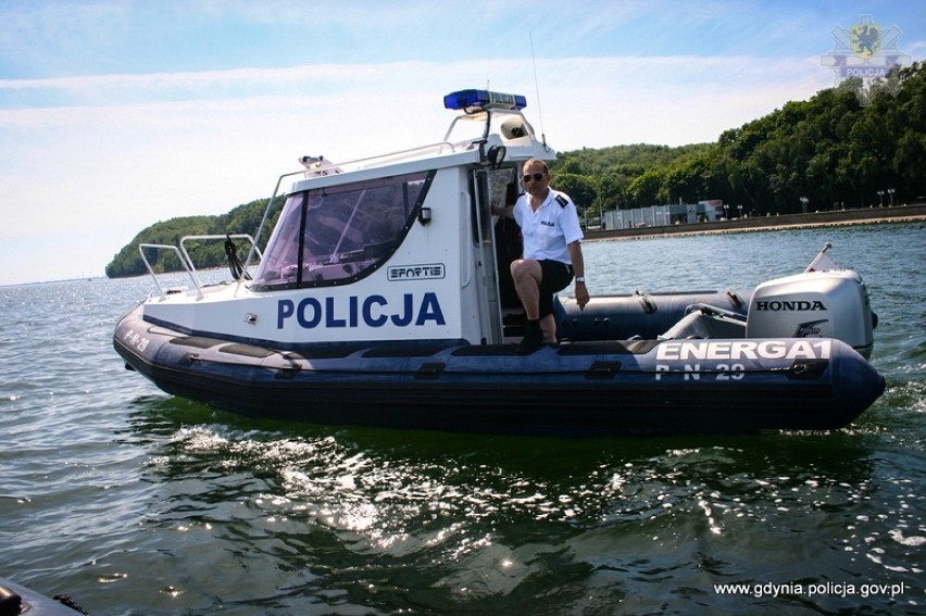 Gdyński policjanci uratowali dryfujących windsurferów