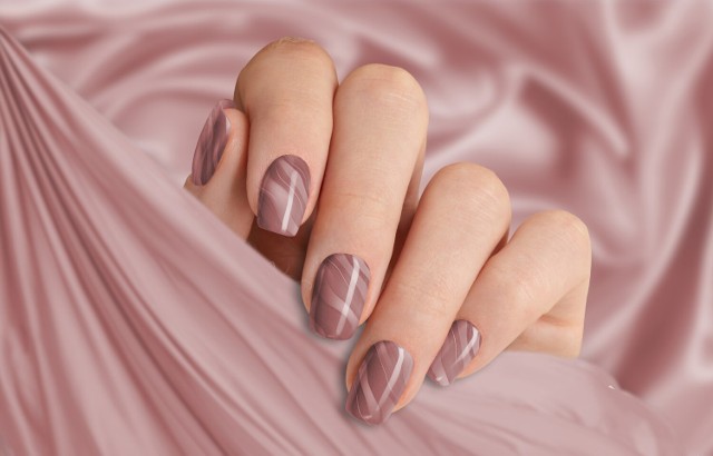 Styliści paznokci proponują malować pazurki na kolor pluszowego misia. Zobacz, jak wyglądają teddy nails.