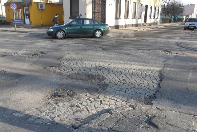 Rozpadająca się ulica Polna z realną szansą na przebudową w przyszłym roku