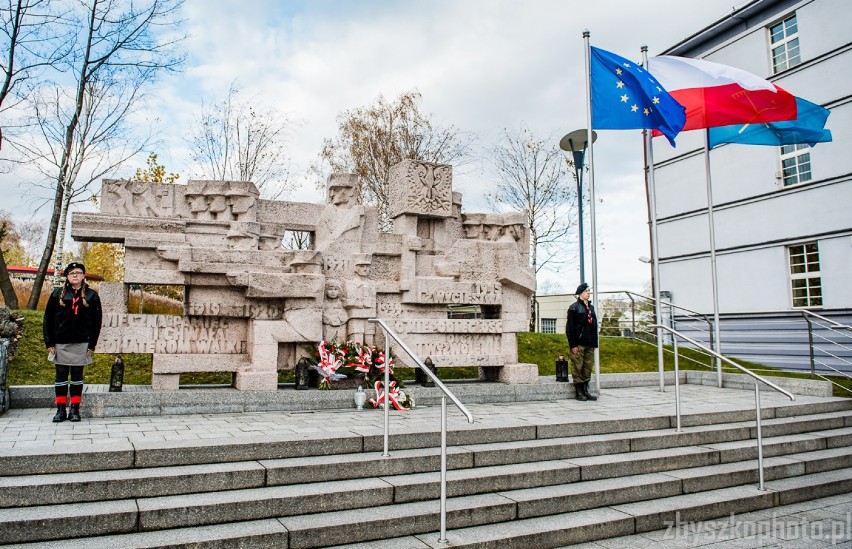 Władze Rydułtów złożyły kwiaty pod Pomnikiem Walki i...