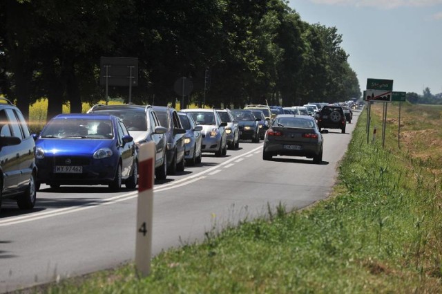 Powiat nowodworski. Pierwszy weekend tegorocznych wakacji sprawdził przepustowość najpopularniejszych dróg. Podpowiadamy jak najlepiej ominąć korki jadąc do nadmorskich miejscowości turystycznych