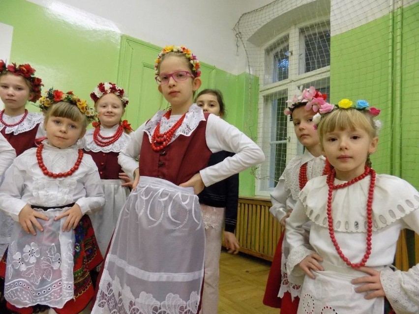 "To i owo na ludowo" - podsumowanie warsztatów tańca ludowego wśród dzieci z przedszkola i szkoły w Kuczkowie