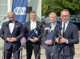 Parking przy dworcu PKP w Tomaszowie. Minister Dariusz Klimczak zapowiada jego budowę. ZDJĘCIA, WIDEO