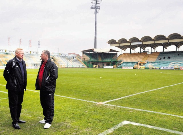 Trener Andrzej Pyrdoł pyta Mirosława Jabłońskiego, co trzeba zrobić, aby mieć taki ładny stadion jak w Łęcznej...