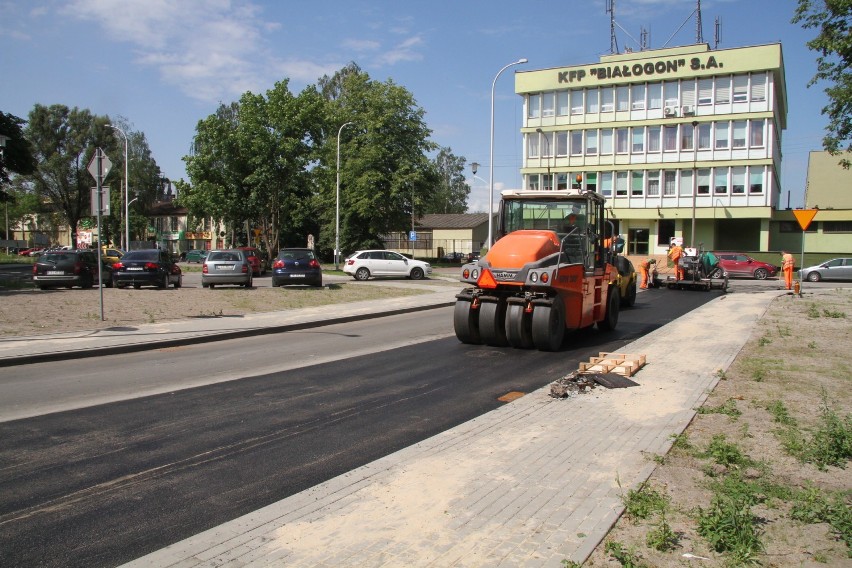 Jesienią kładzenie, wiosną zrywanie. Ponowne asfaltowanie niedawno modernizowanego odcinka ulicy w Kielcach