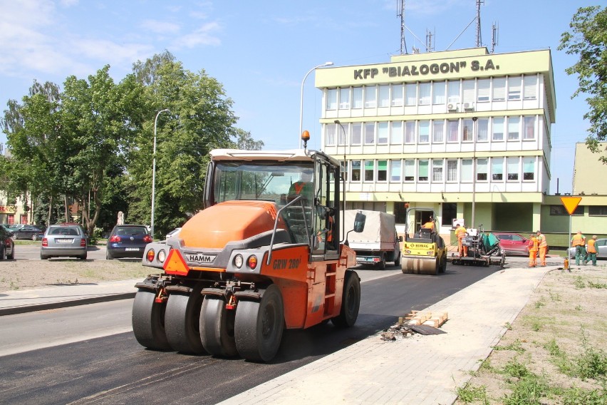 Poprawa inwestycji wiązała się z wymianą asfaltu na jednej...