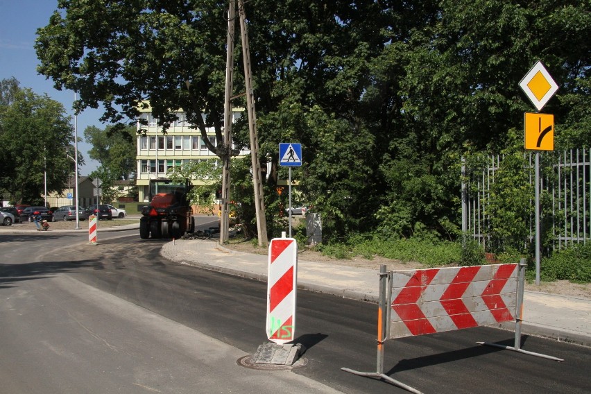 Jesienią kładzenie, wiosną zrywanie. Ponowne asfaltowanie niedawno modernizowanego odcinka ulicy w Kielcach