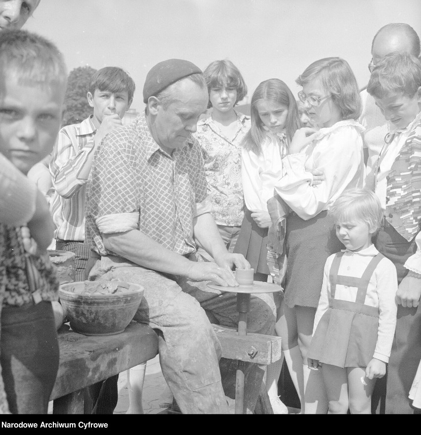 Sieradz w 1977 roku. Festyn ludowy na Rynku. Był pralki automatyczne i kuchnie ZDJĘCIA