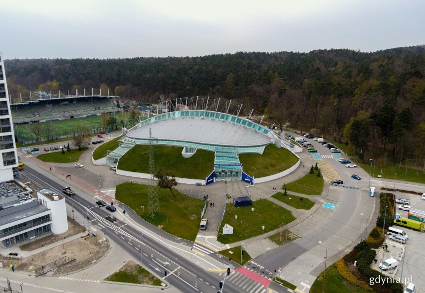 Punkt szczepień powszechnych w Gdynia Arenie już działa. Pierwsze osoby zaszczepione, Gdynia czeka na powrót do normalności