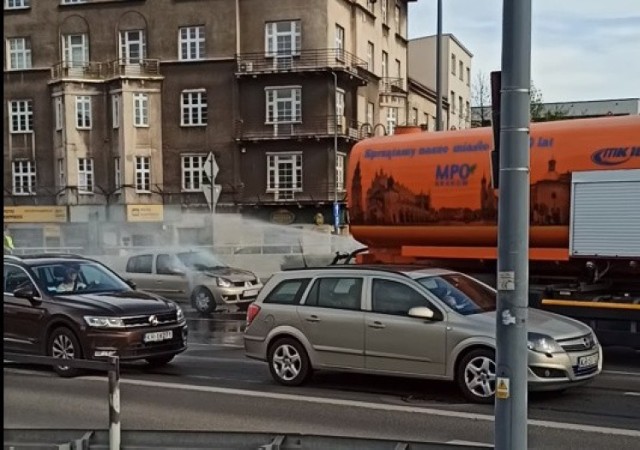 Pracownik MPO Kraków pomógł w akcji gaszenia pożaru samochodu