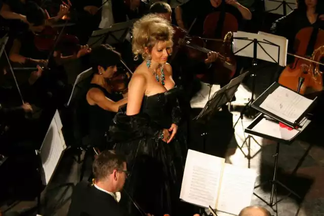 Nina Nowak koncertowała z najbardziej elitarnymi orkiestrami symfonicznymi w kraju i za granicą.