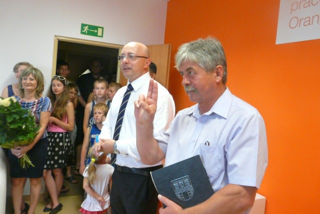 Wójt Włodzimierz Goździk oraz przewodniczący Rady Gminy Artur Pawlak podczas otwarcia kawiarenki Orange