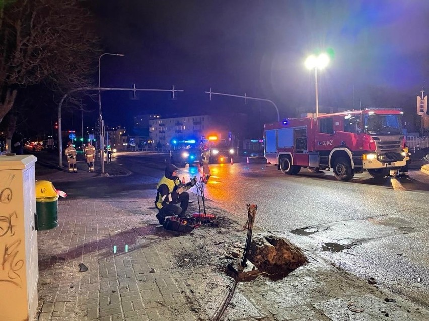 Wypadek na skrzyżowaniu w Kielcach. Kobieta i dziecko w szpitalu, a kierowca... zniknął [ZDJĘCIA]