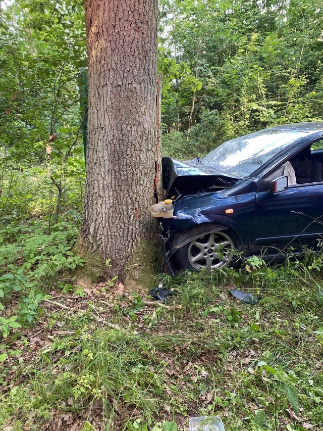 Kierowca opla, który uderzył w drzewo w Czekanowie prawdopodobnie prowadził auto pod wpływem alkoholu