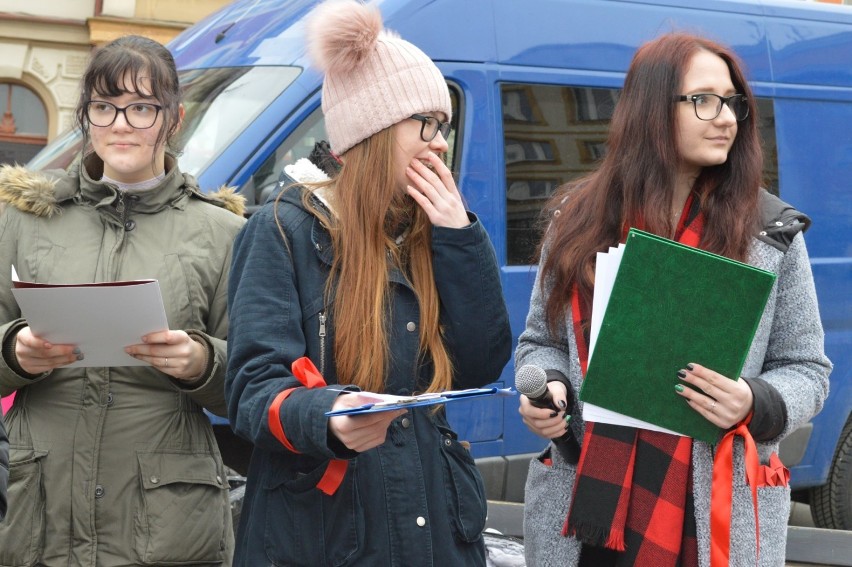 Człuchów. Tańczyli przeciwko przemocy - akcja One Billion Rising (Nazywam się Miliard) ZDJĘCIA WIDEO