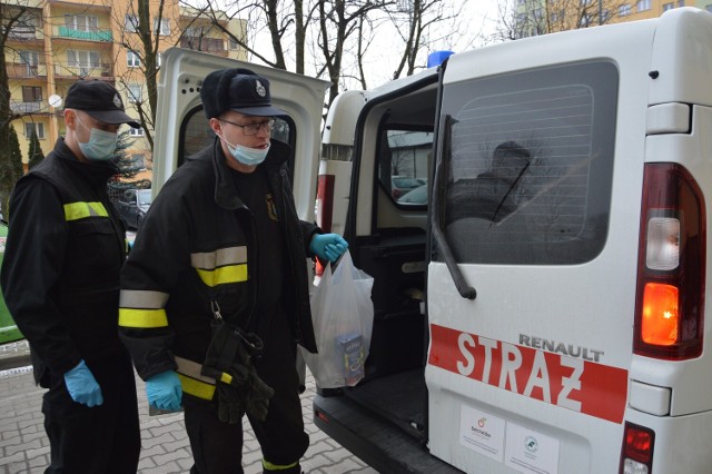Druhowie z bełchatowskiej Ochotniczej Straży Pożarnej rozwozili dziś bożonarodzeniowe paczki